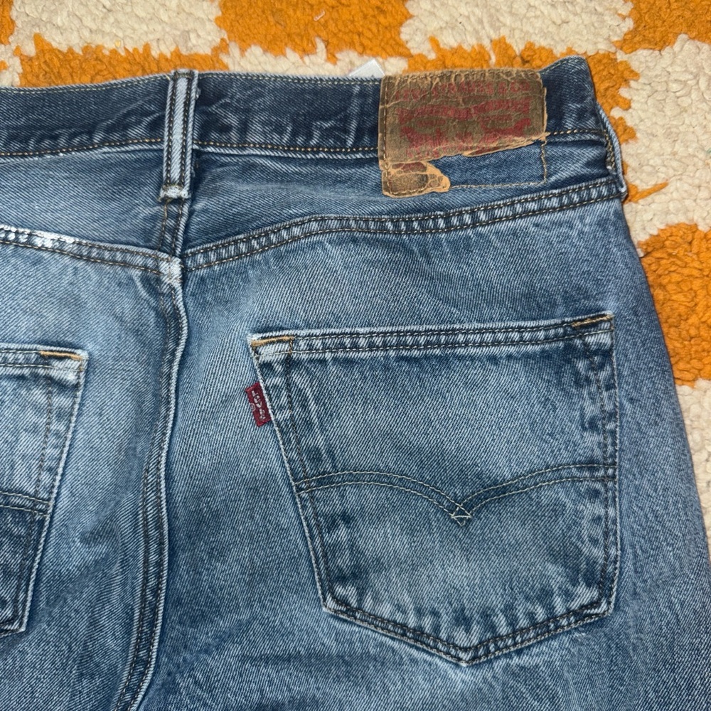 Distressed Levi Renewal Jeans! never worn! Size medium - Picture 5 of 7